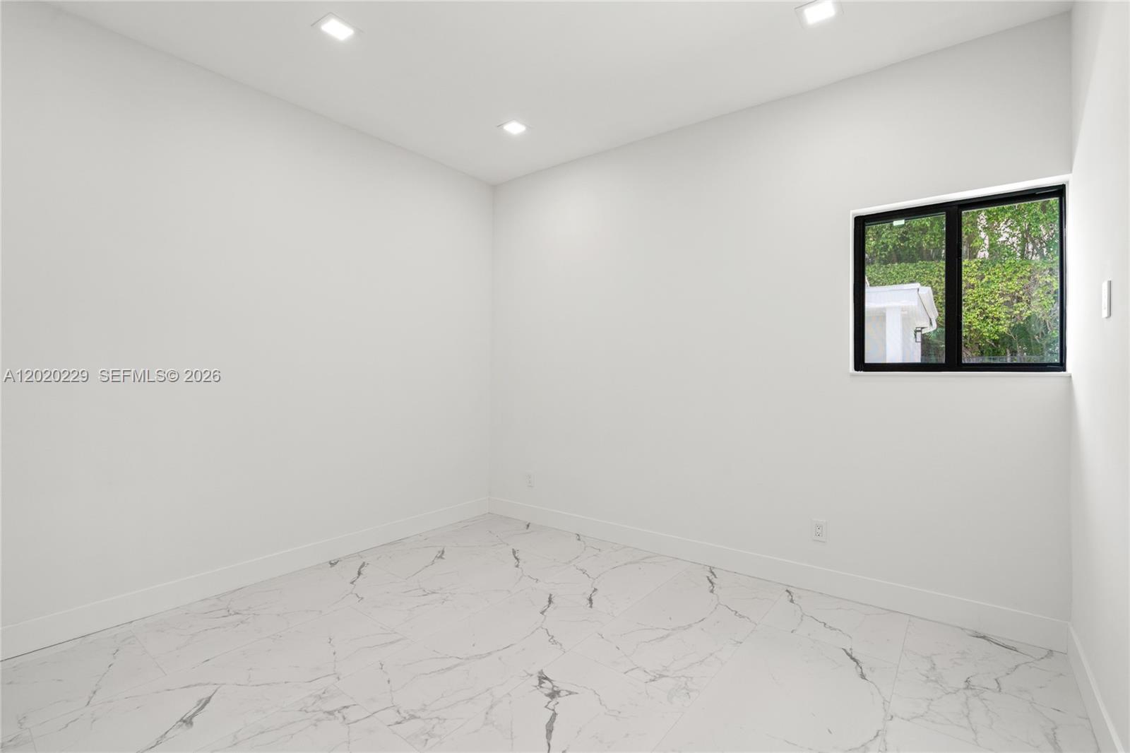 112 E 1st Ct