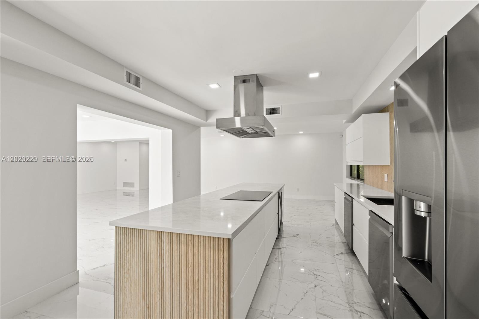 112 E 1st Ct