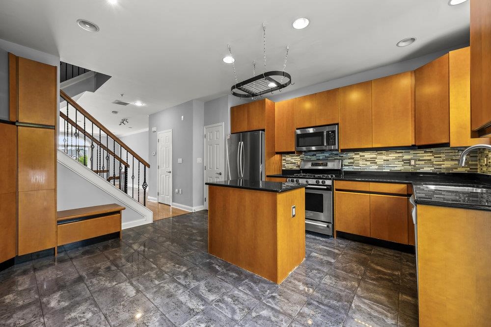 235 PRICE CT