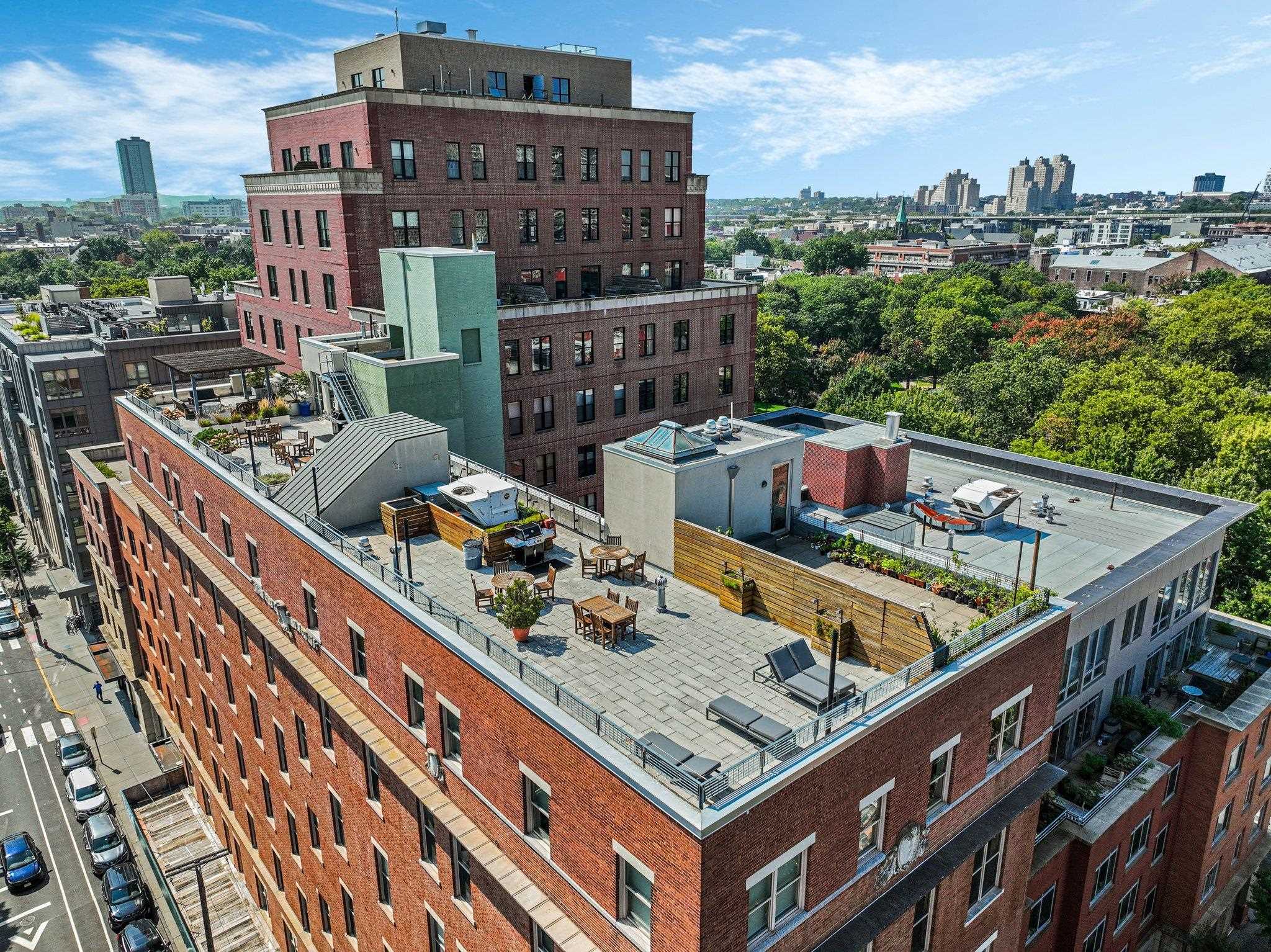 232 PAVONIA AVE Unit: 517