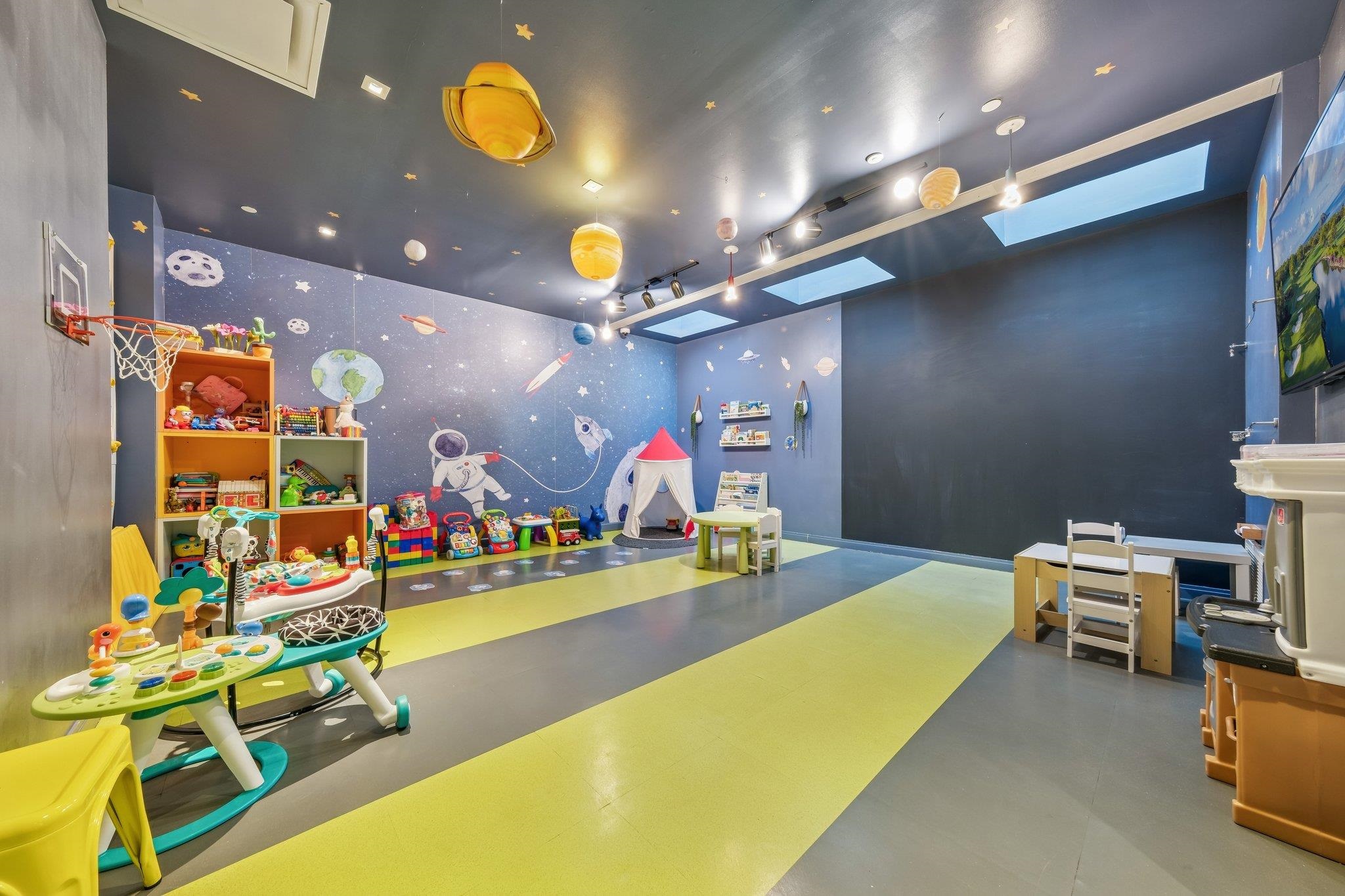 160 1ST ST Unit: 805