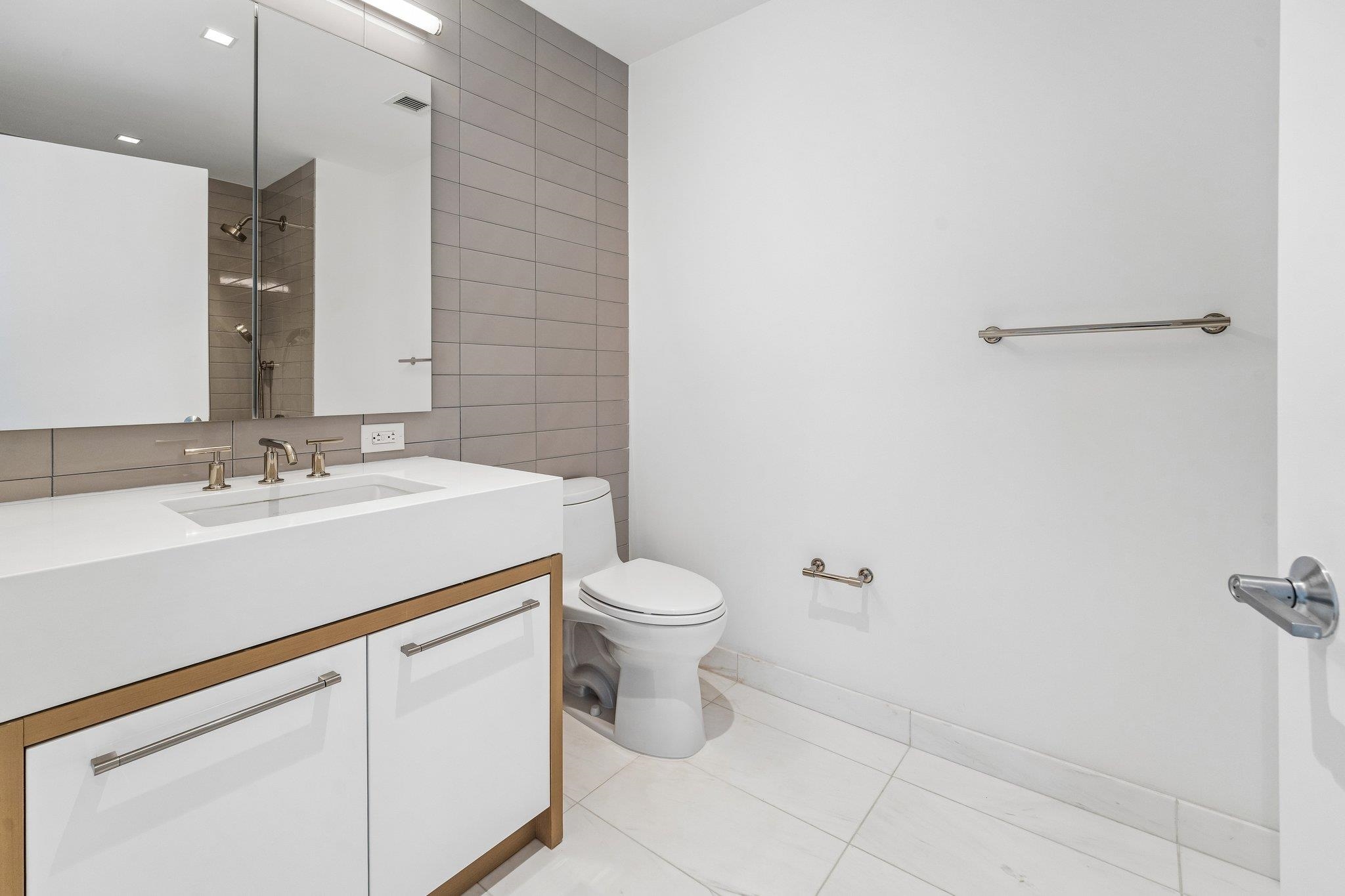 75 PARK LANE SOUTH Unit: 3202