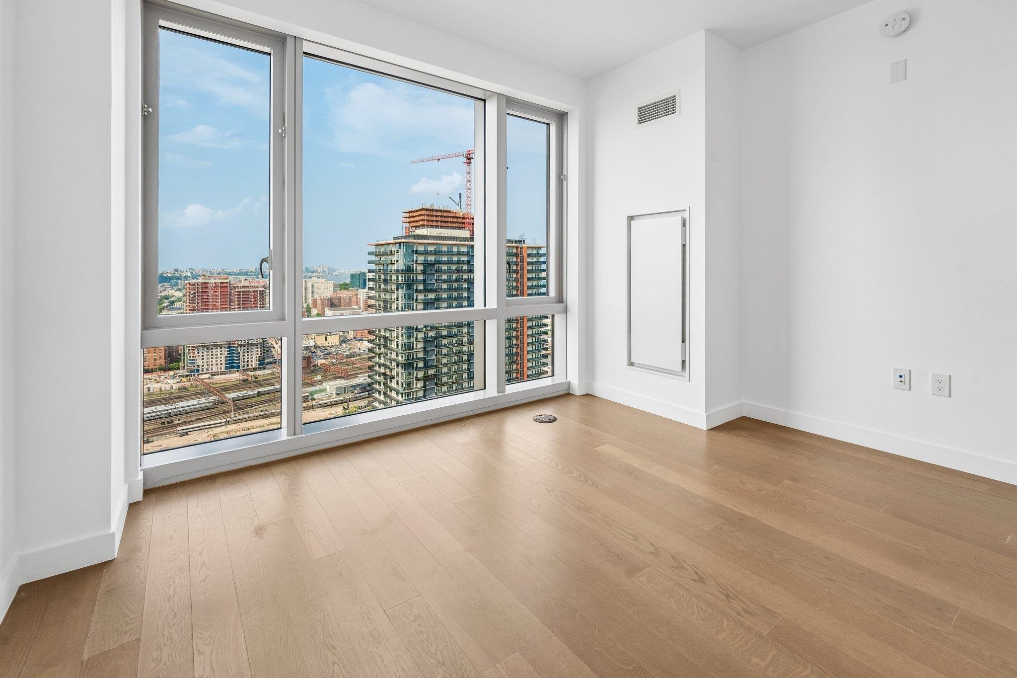75 PARK LANE SOUTH Unit: 3202