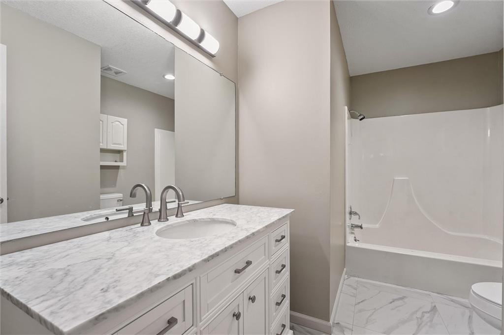 7809 NW Scenic Drive