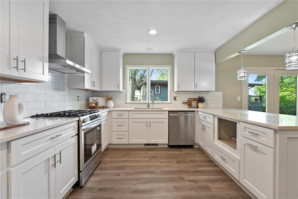 7809 NW Scenic Drive