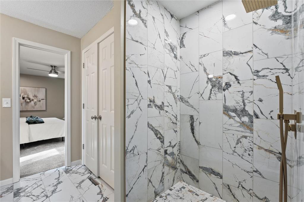 7809 NW Scenic Drive