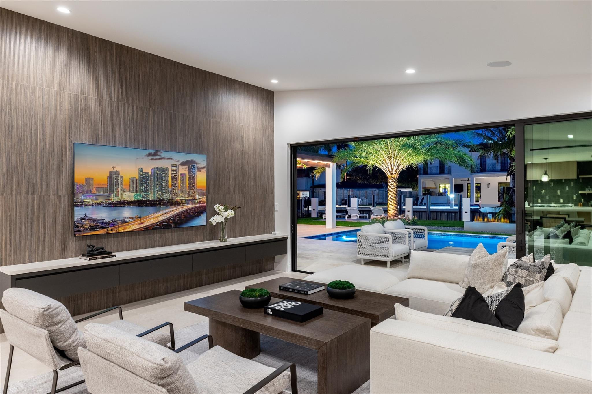 915 Ponce De Leon Dr