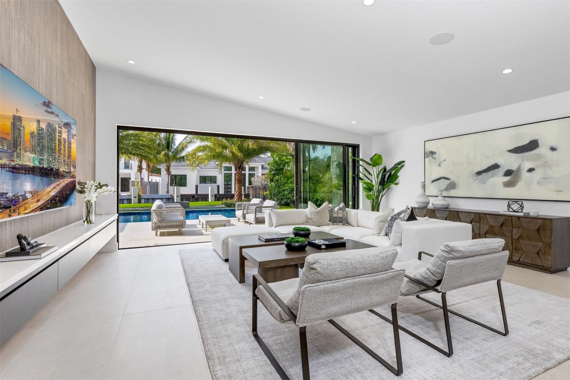 915 Ponce De Leon Dr