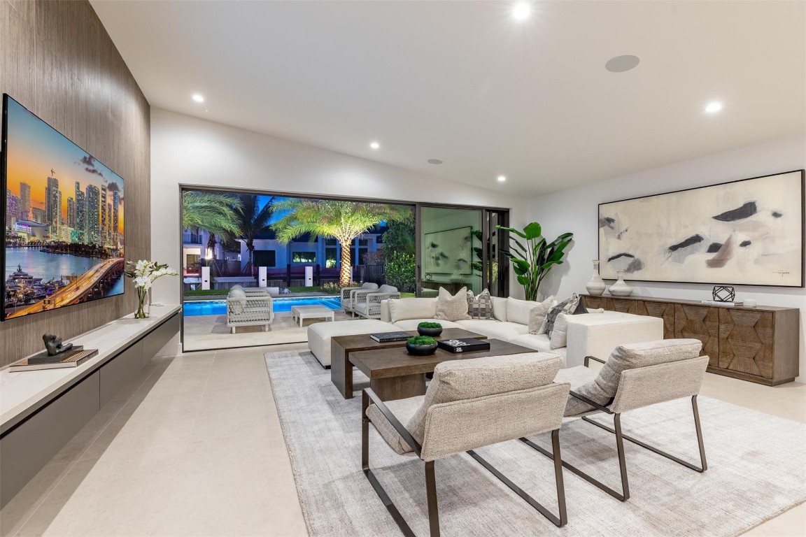 915 Ponce De Leon Dr