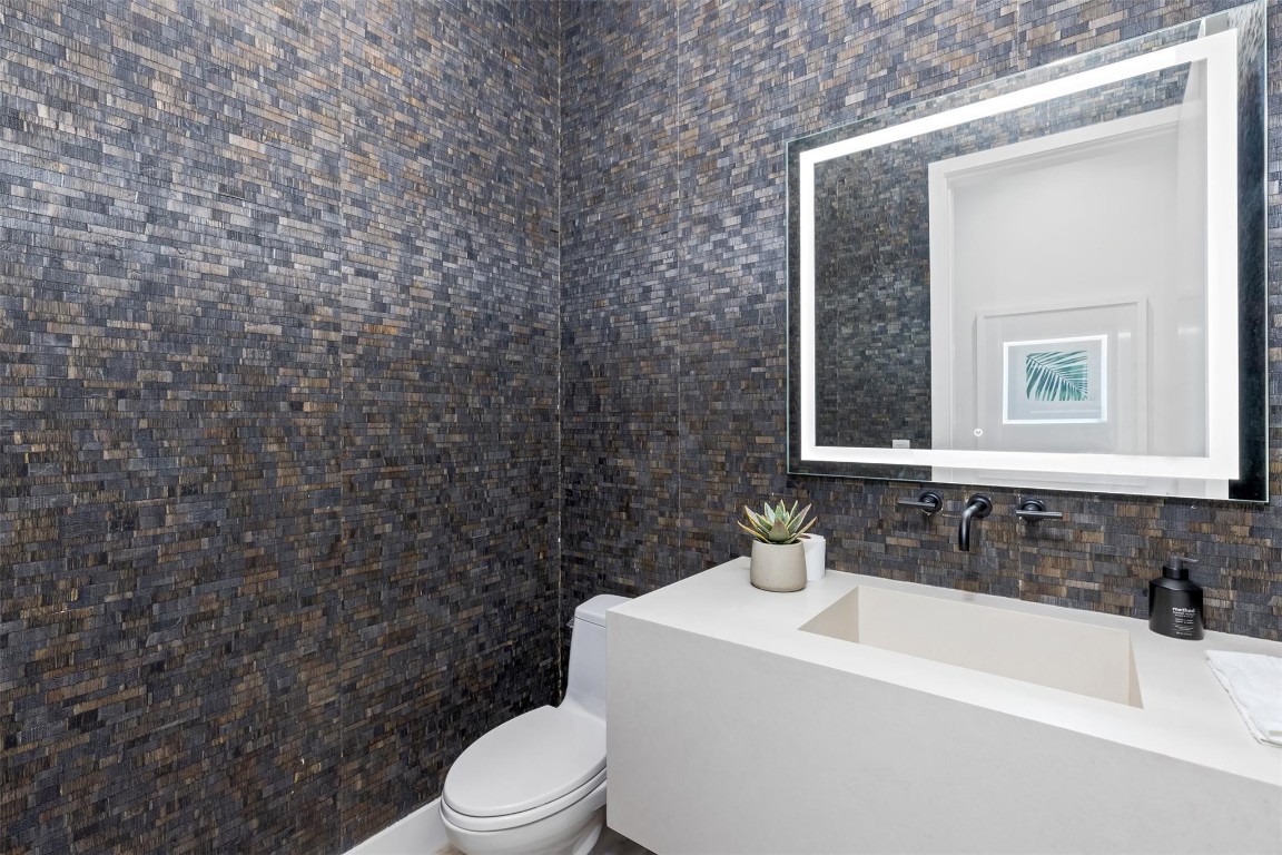 915 Ponce De Leon Dr