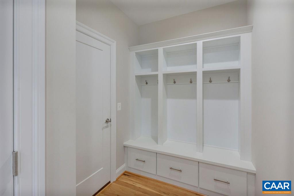 E1-09 APPLEWOOD DR