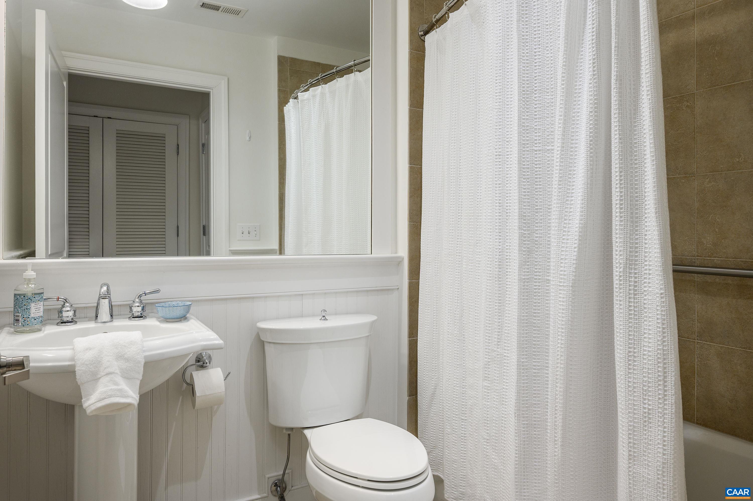 210 10TH ST Unit: 101