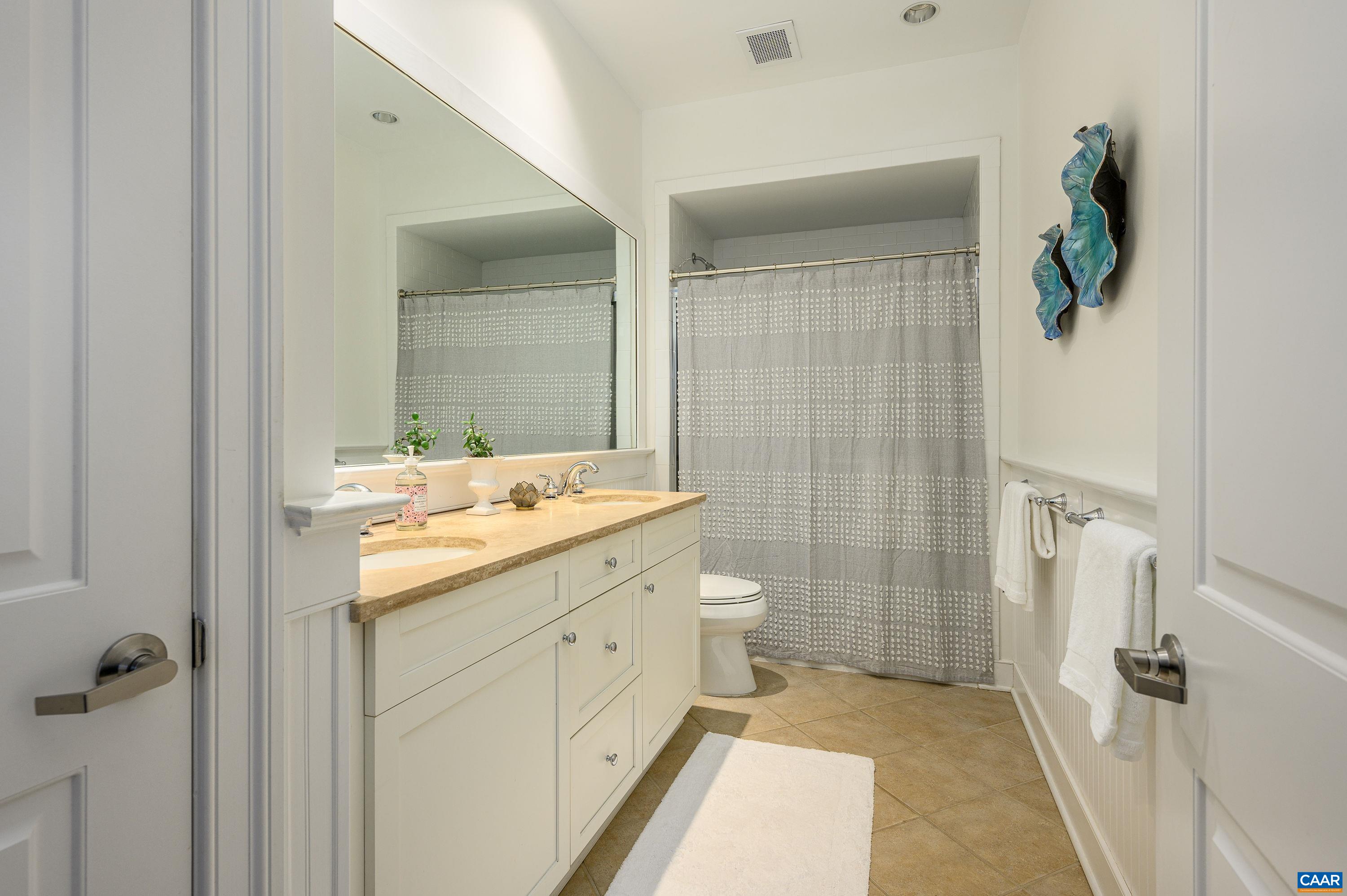 210 10TH ST Unit: 101