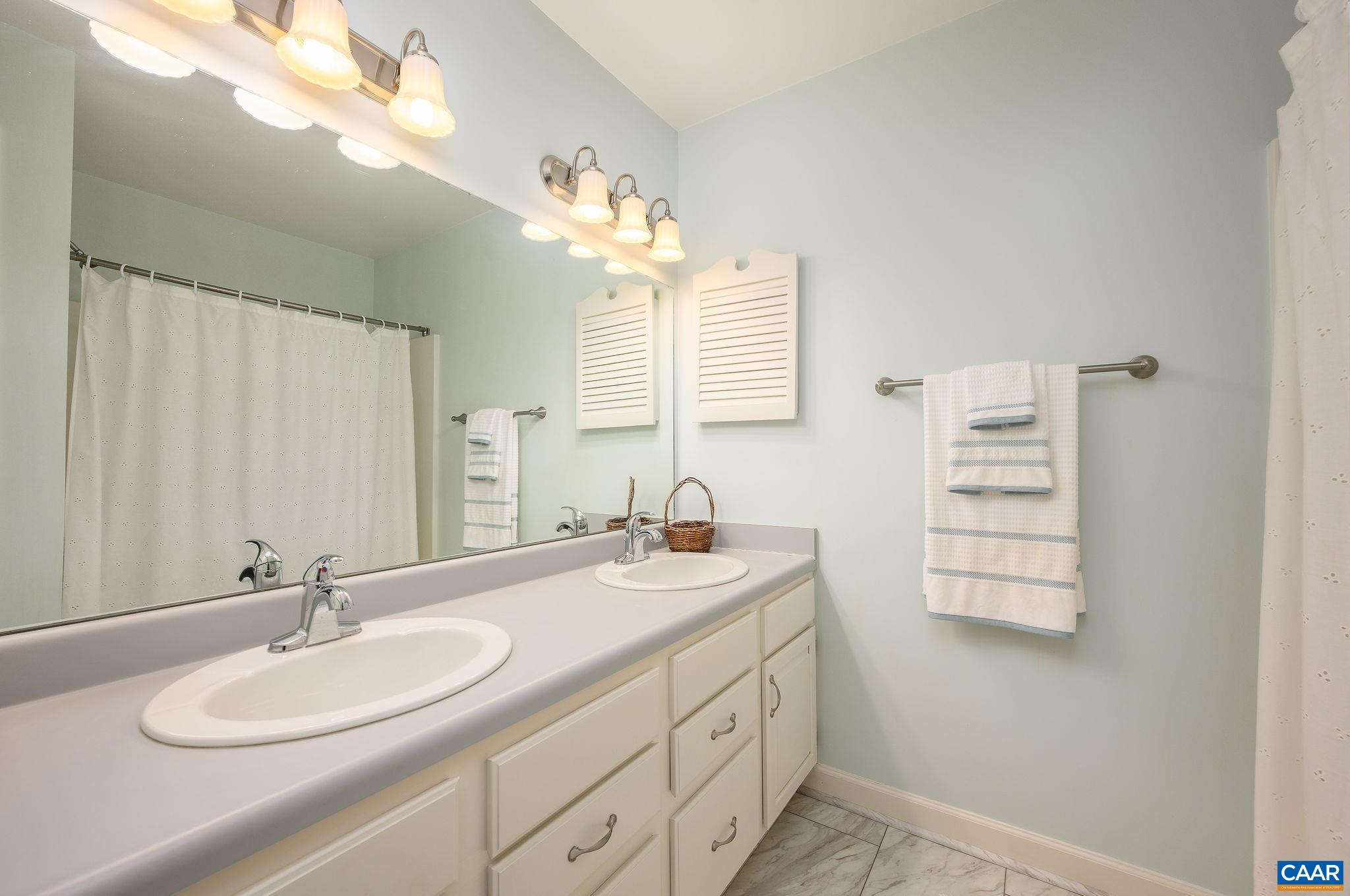 877 KING WILLIAM DR