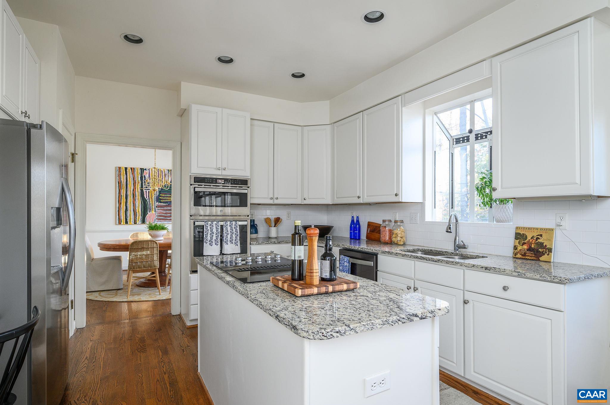 877 KING WILLIAM DR
