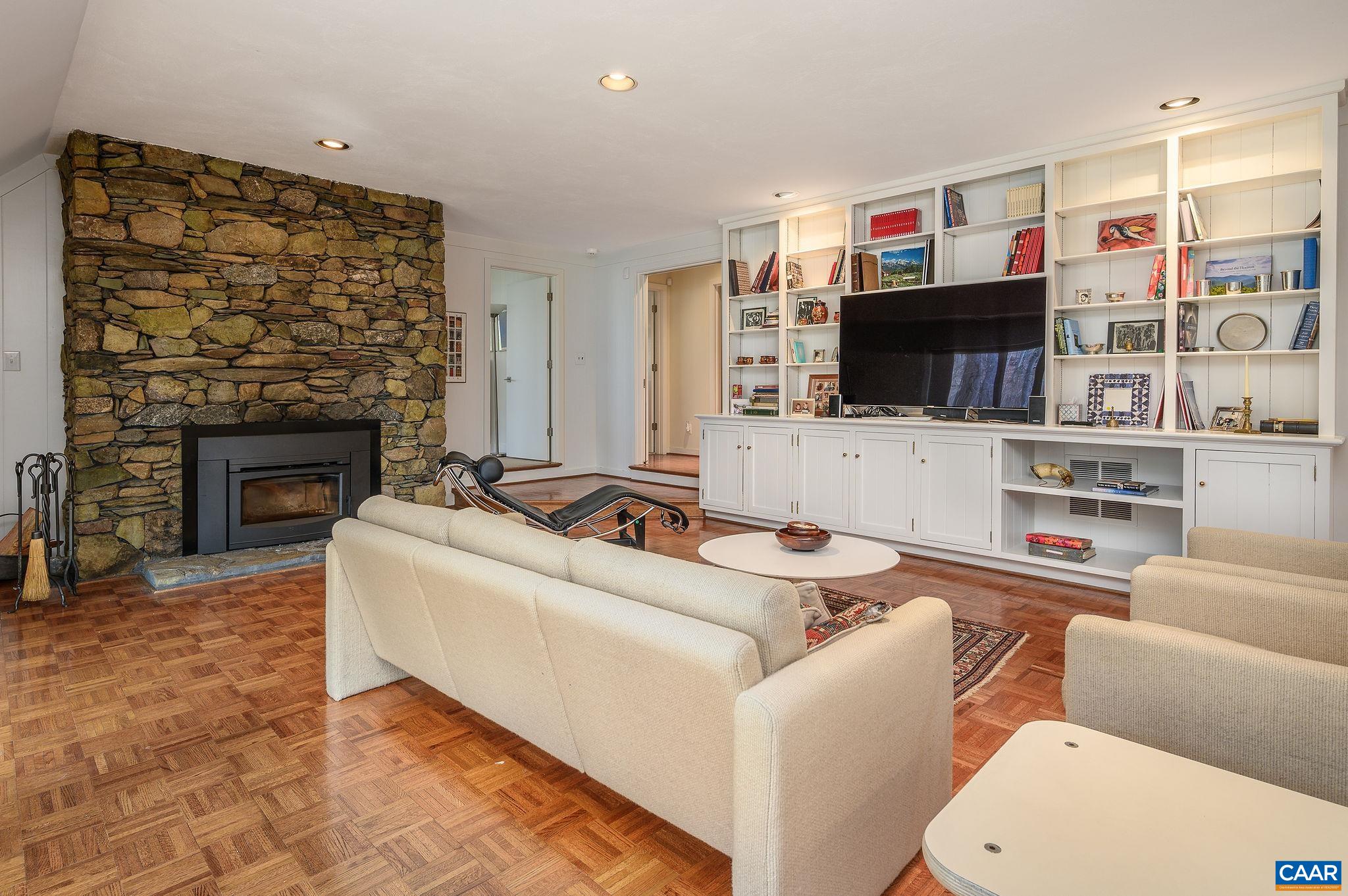 312 ROOKWOOD DR