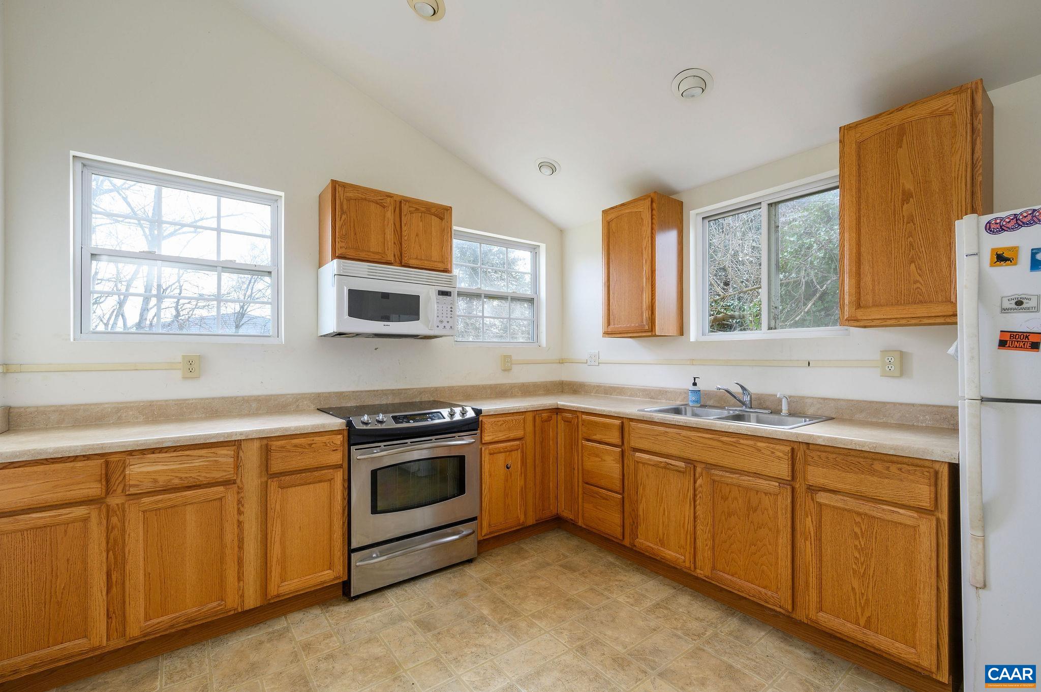 1040 SAINT CLAIR AVE
