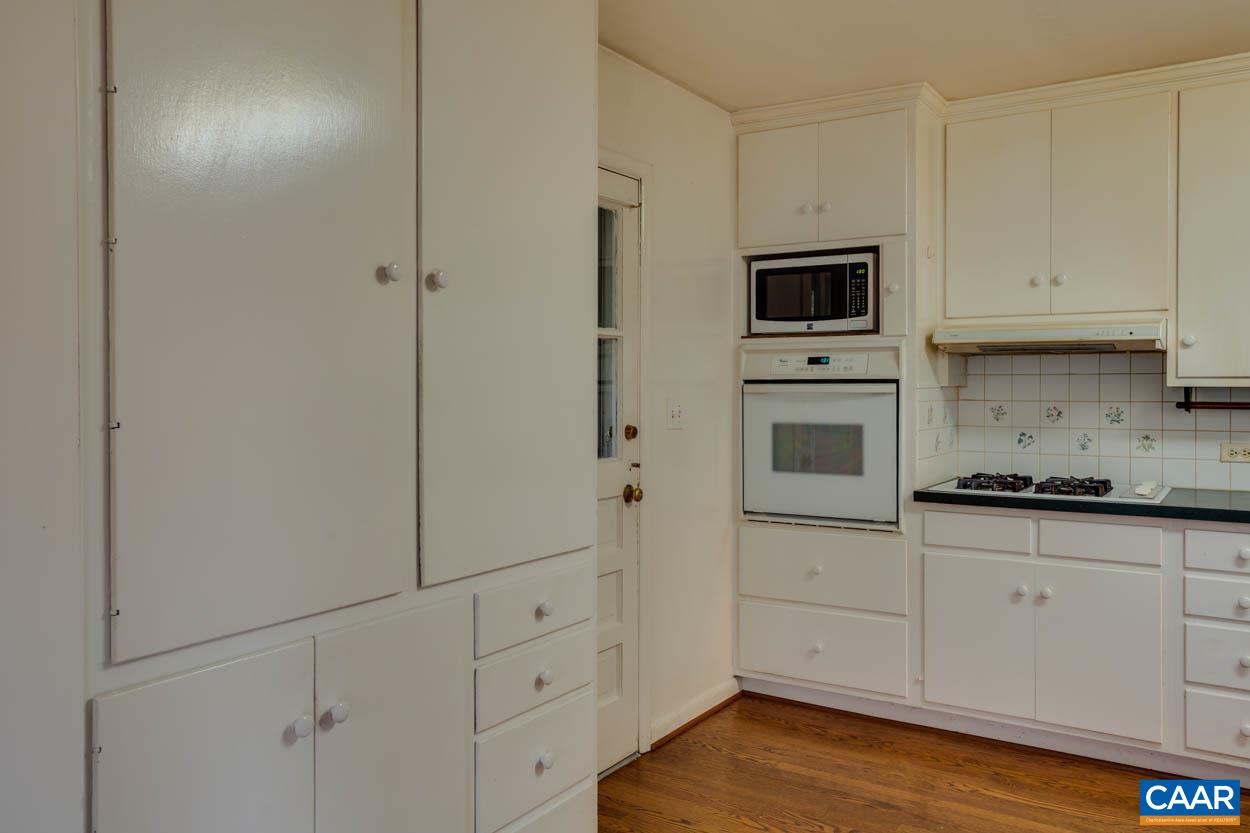 2111 TARLETON DR