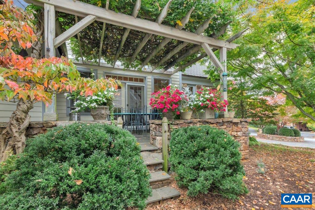 498 EDNAM CIR