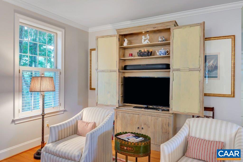 498 EDNAM CIR