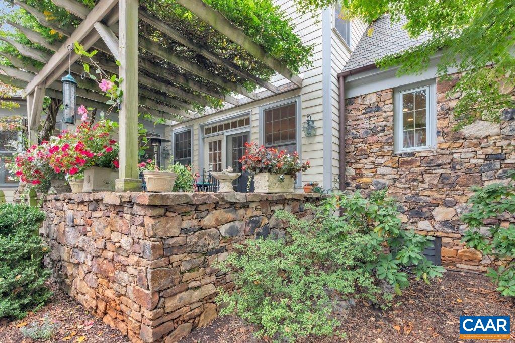 498 EDNAM CIR