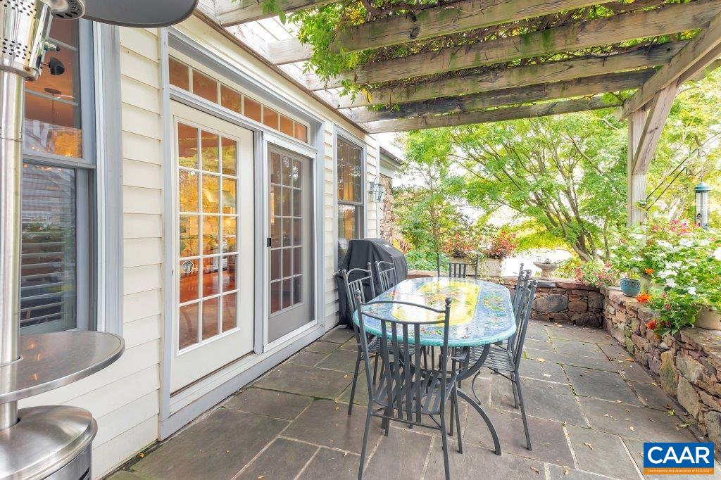 498 EDNAM CIR