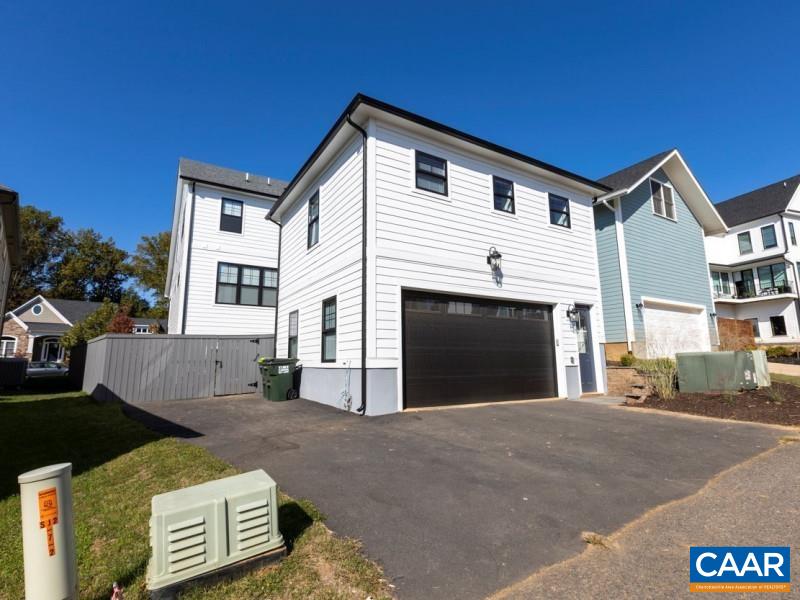 556 LOCHLYN HILL DR Unit: B