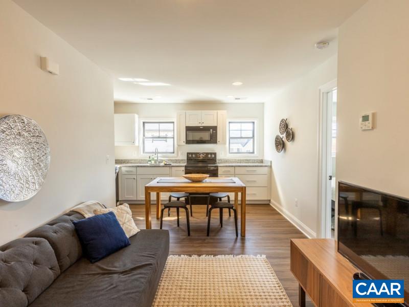 556 LOCHLYN HILL DR Unit: B