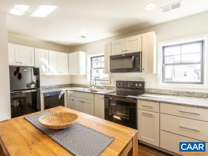 556 LOCHLYN HILL DR Unit: B