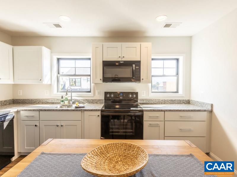 556 LOCHLYN HILL DR Unit: B