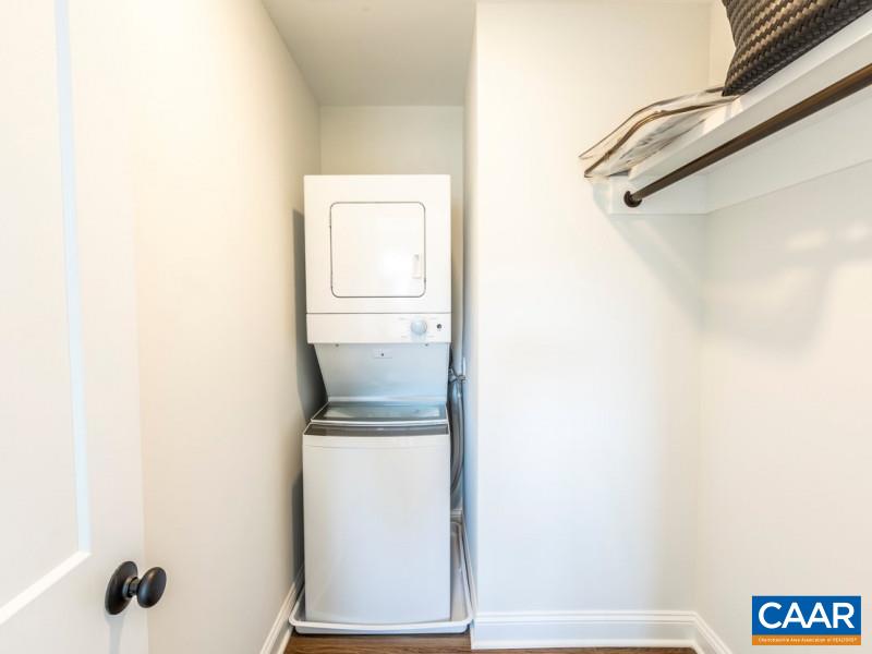 556 LOCHLYN HILL DR Unit: B