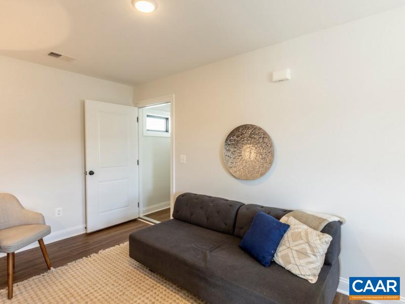 556 LOCHLYN HILL DR Unit: B