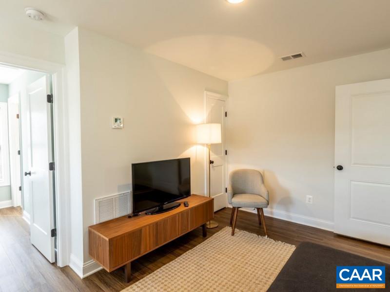 556 LOCHLYN HILL DR Unit: B