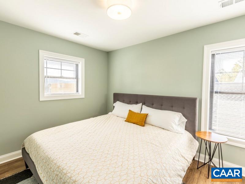 556 LOCHLYN HILL DR Unit: B