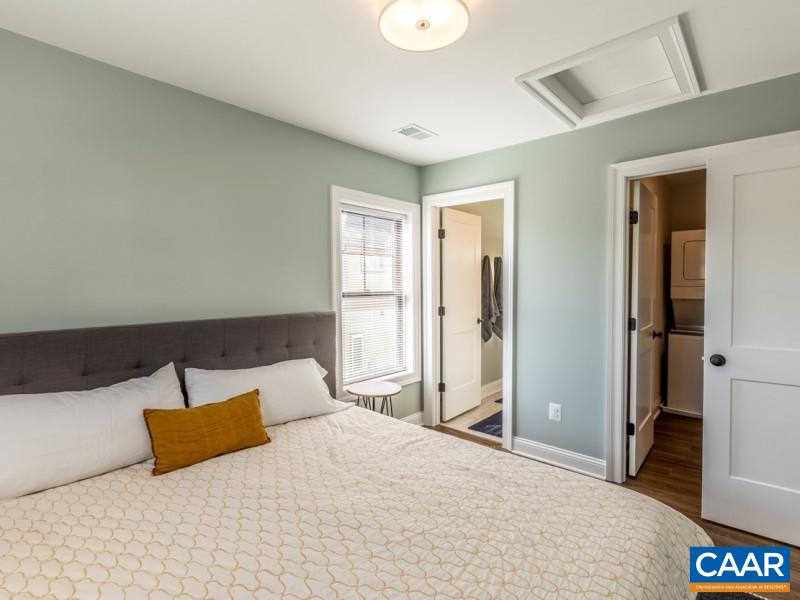 556 LOCHLYN HILL DR Unit: B