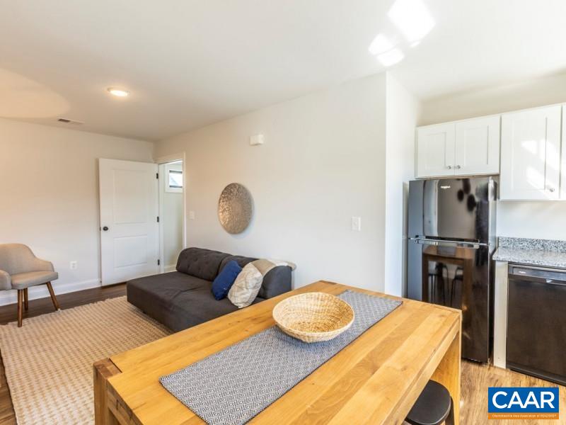 556 LOCHLYN HILL DR Unit: B