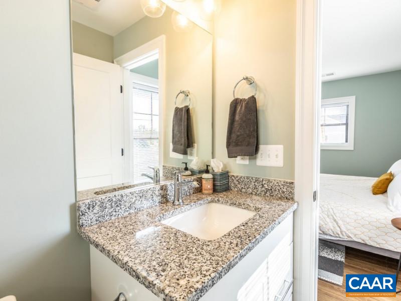 556 LOCHLYN HILL DR Unit: B