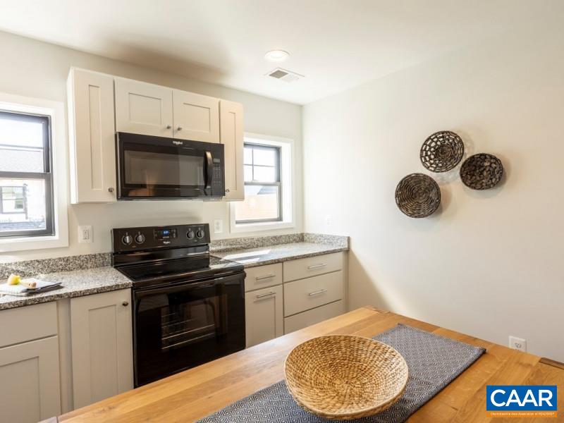 556 LOCHLYN HILL DR Unit: B