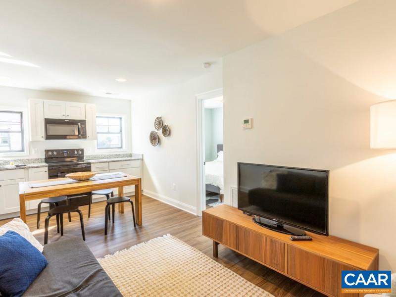 556 LOCHLYN HILL DR Unit: B
