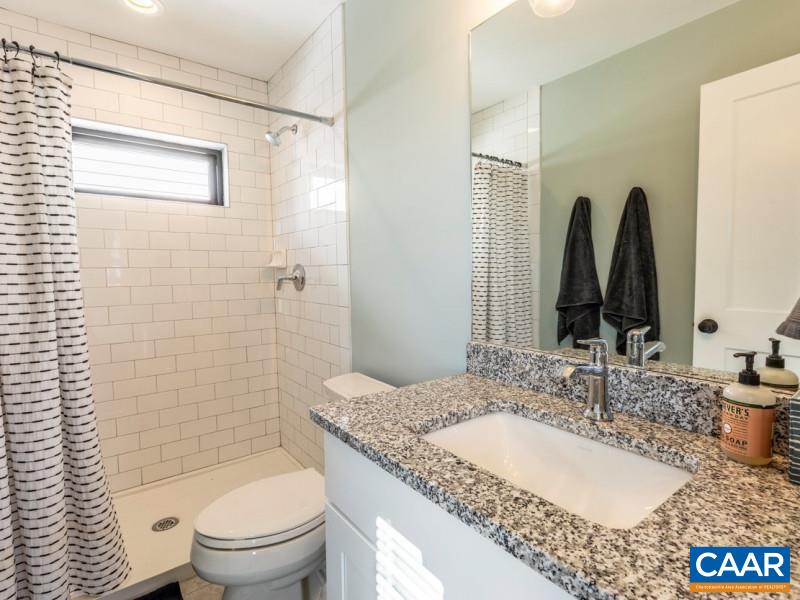 556 LOCHLYN HILL DR Unit: B