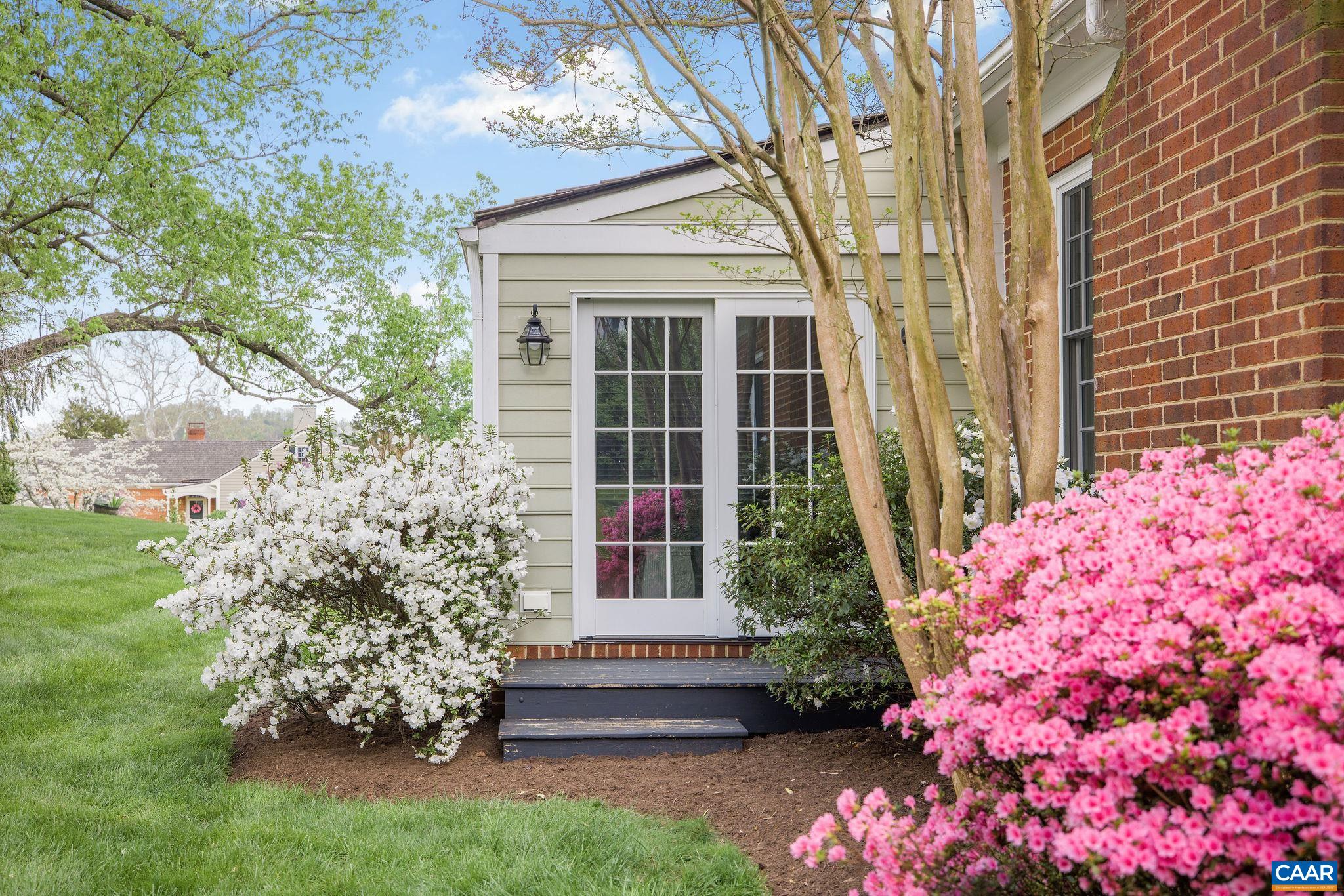 12 Ednam Village St