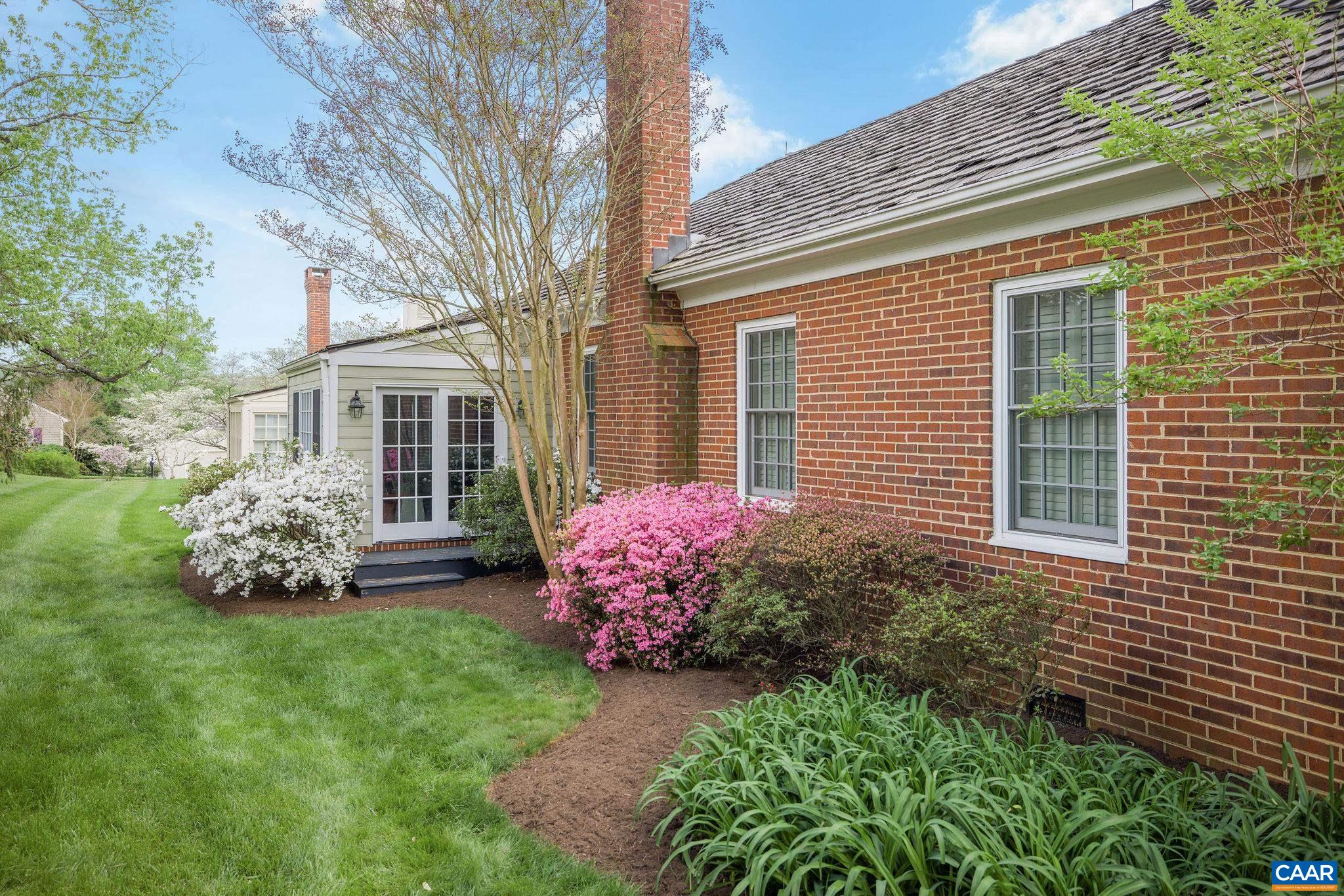 12 Ednam Village St