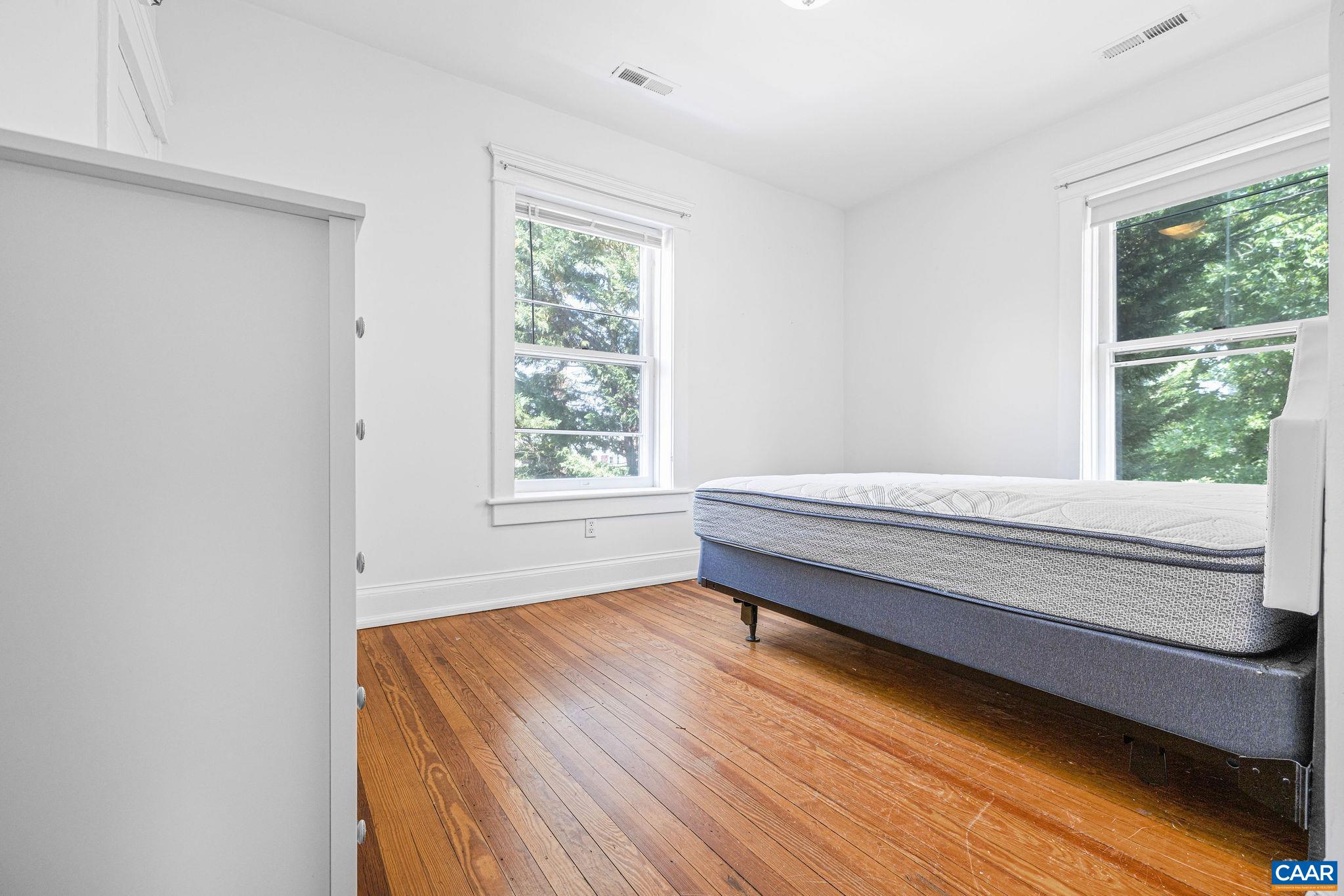 1604 GRADY AVE