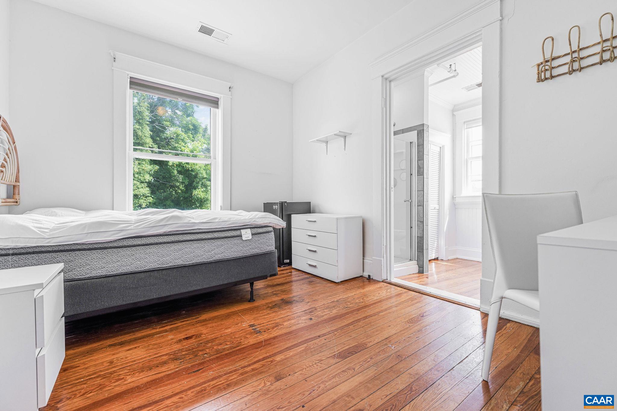 1604 GRADY AVE