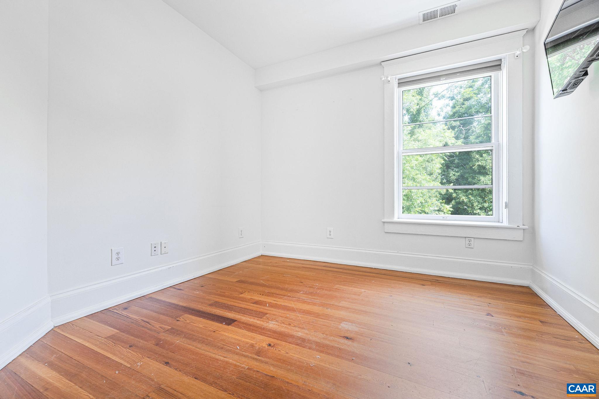 1604 GRADY AVE