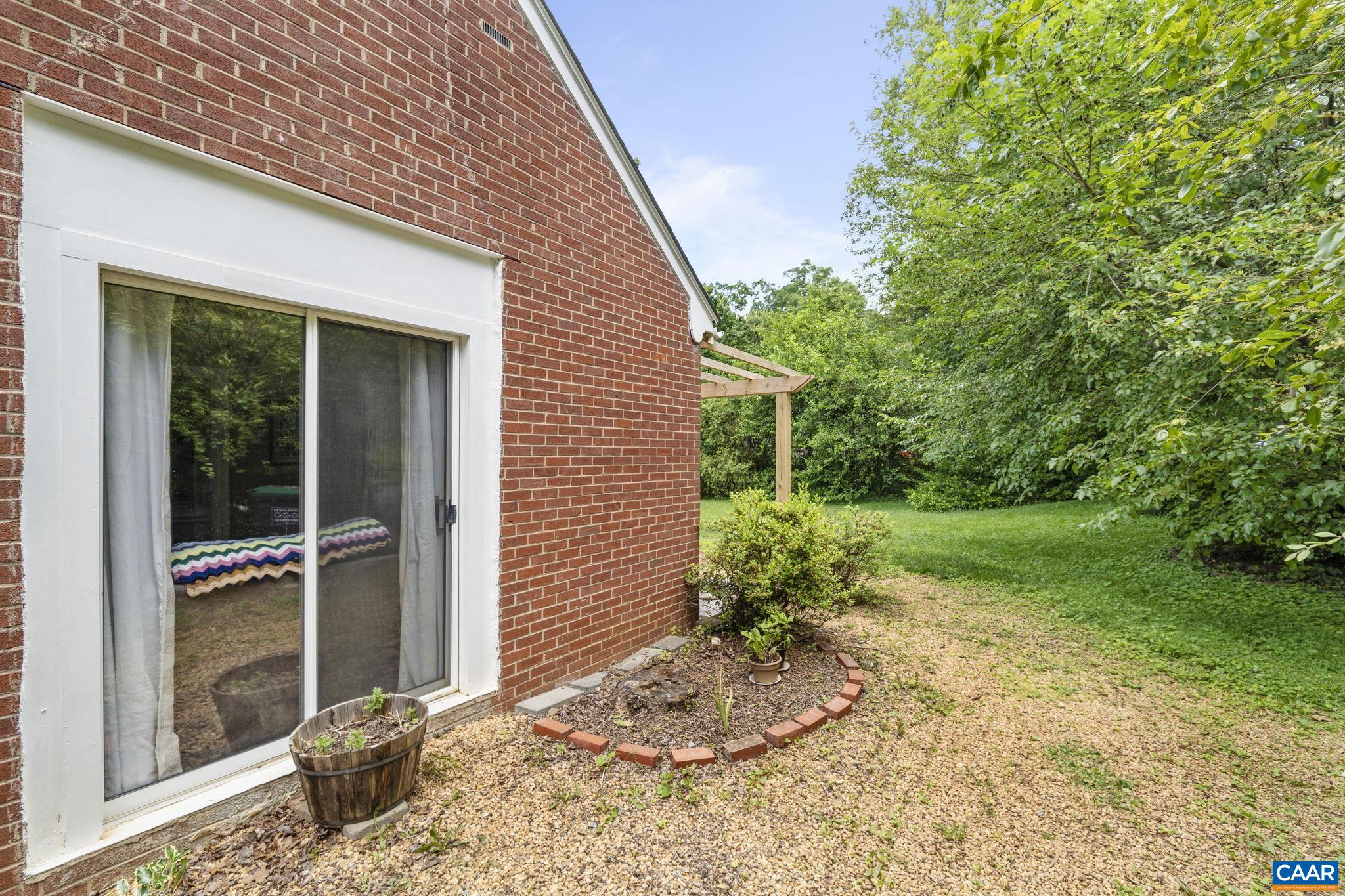 1537 RUGBY AVE