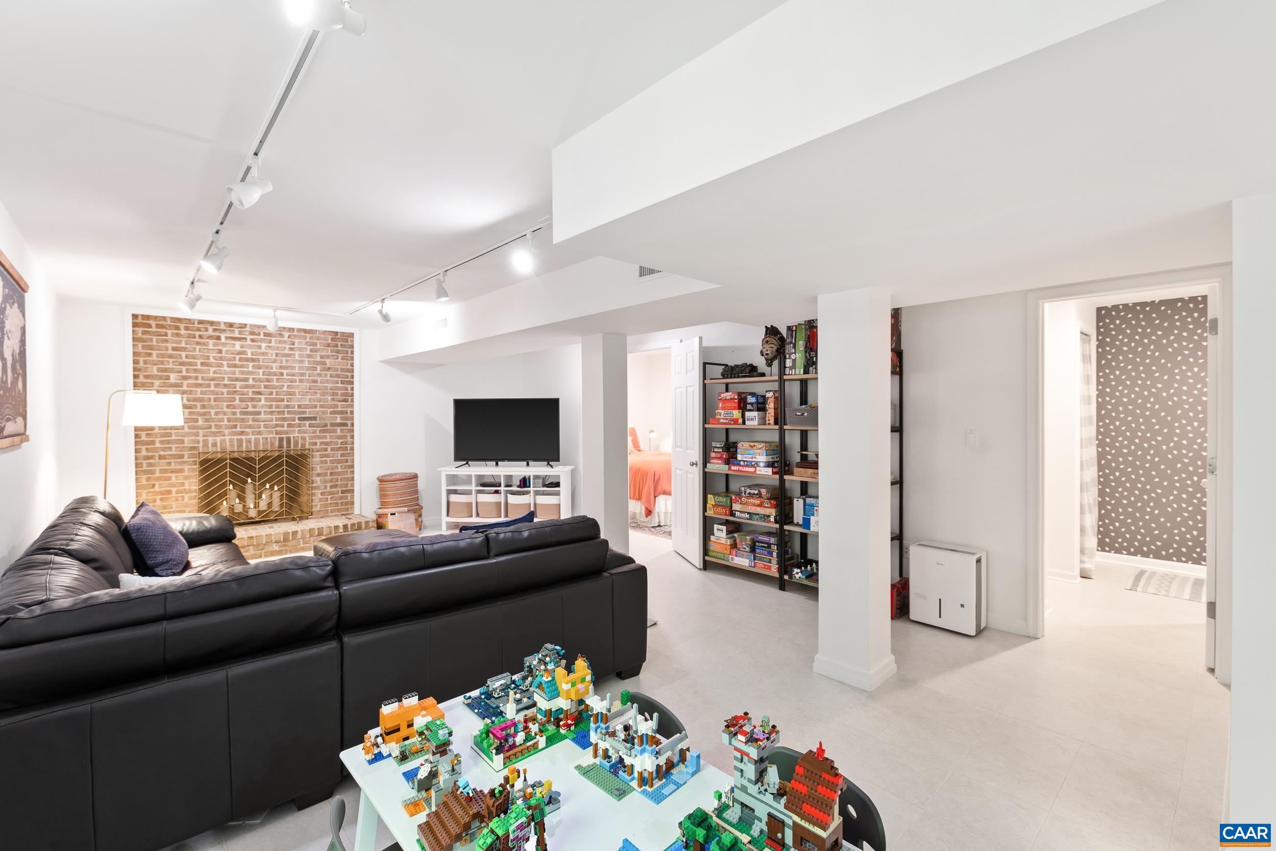 1174 RIVER OAKS LN