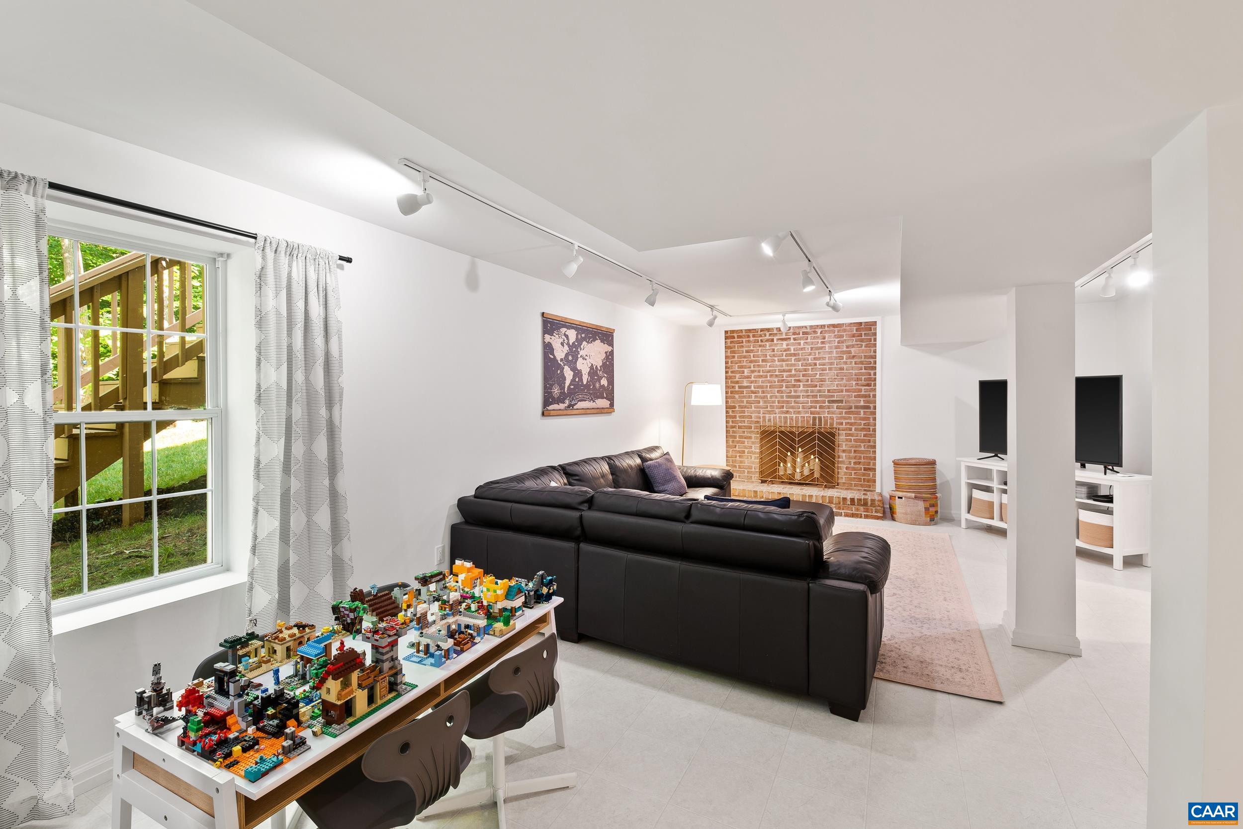 1174 RIVER OAKS LN
