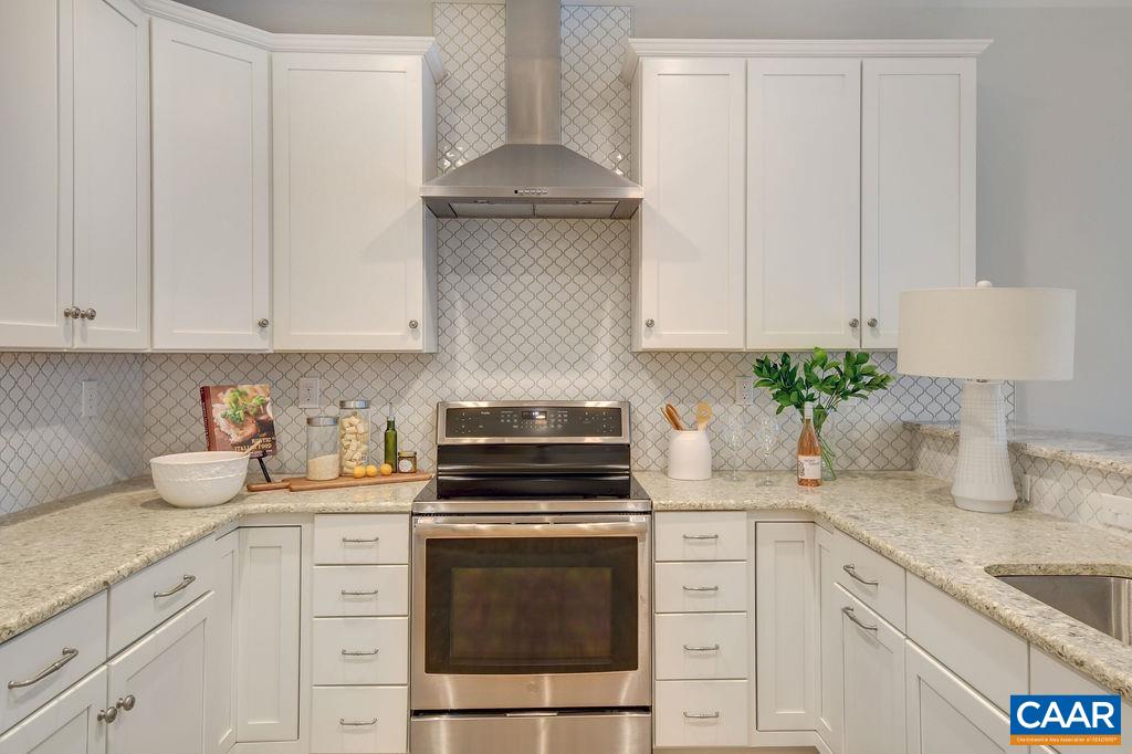 121 BLITHE CT