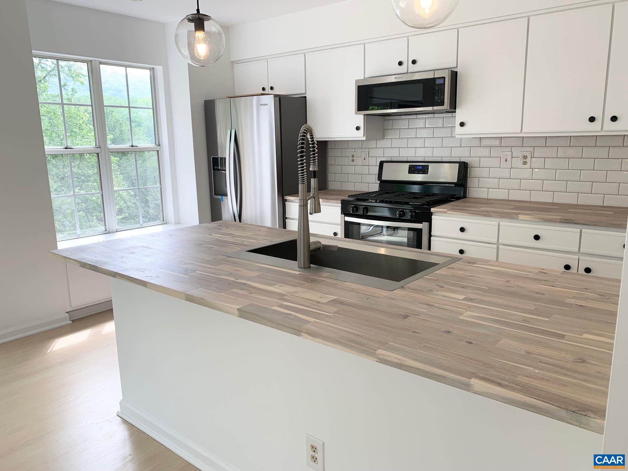 1273 MAPLE VIEW DR